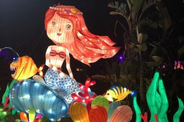Mermaid lantern by night. 
