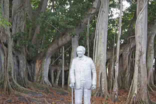 Statue of Edison at Edison and Ford Estates.