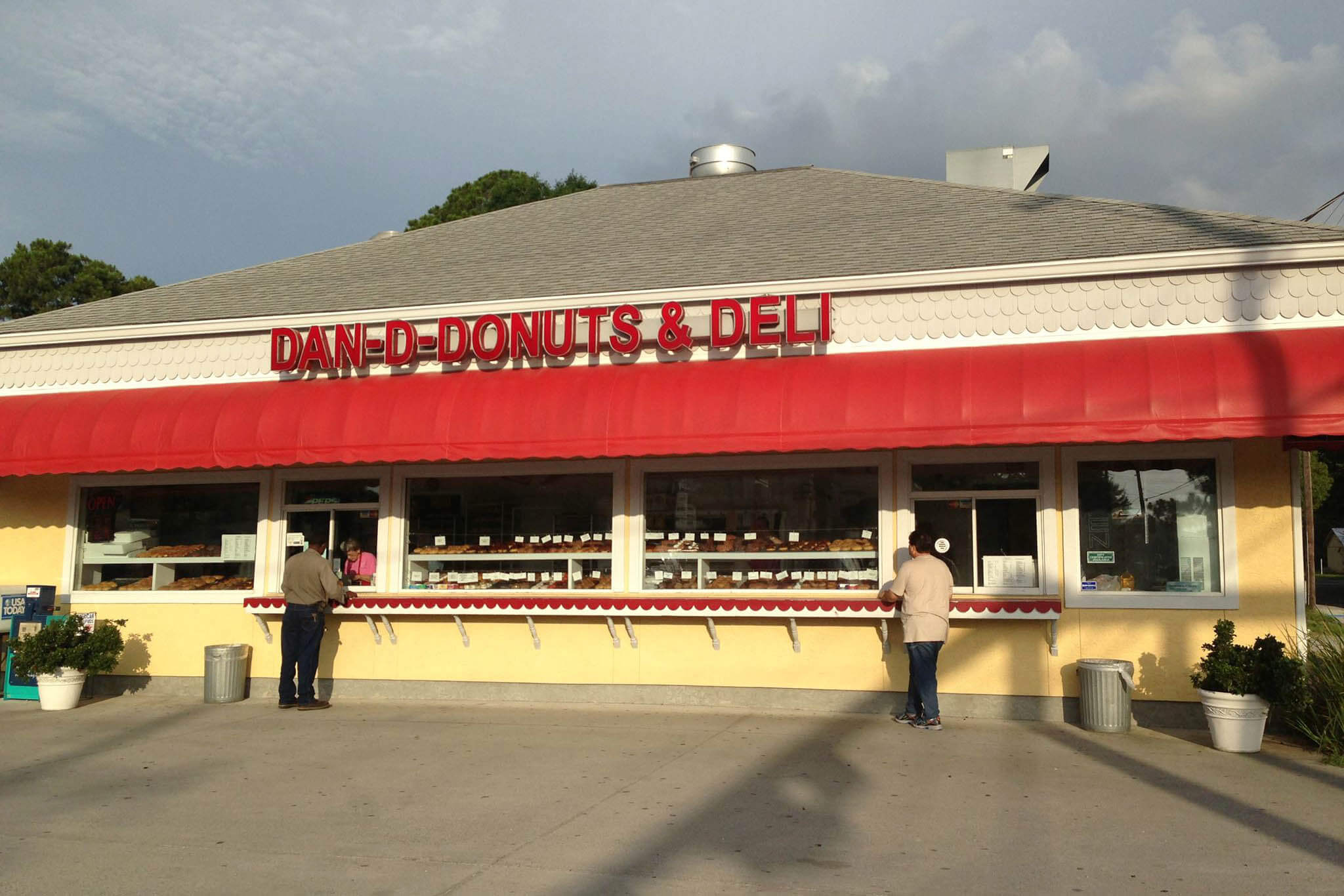 Building exterior with the words Dan-D-Donuts & Deli. 