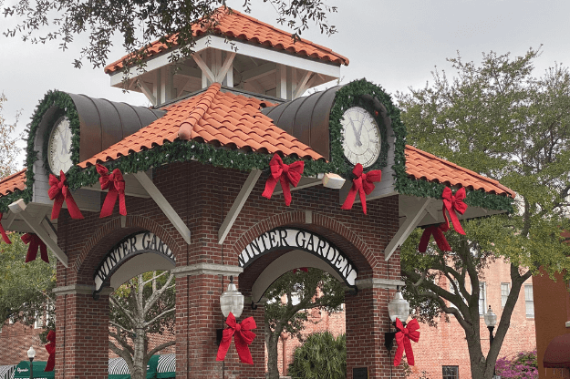 Photo of the downtown Winter Garden clock decorated for Christmas