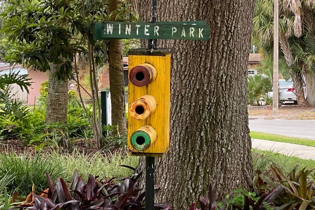 Photo of a traffic light at Songbird Park
