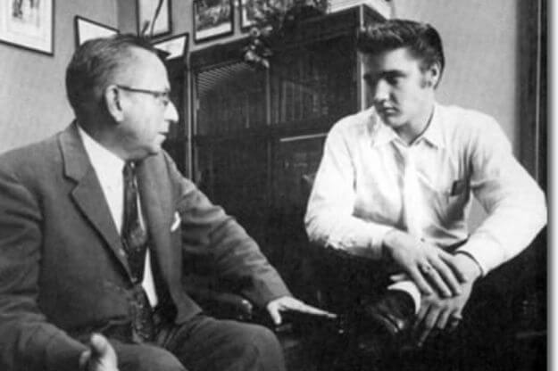 Photo of Elvis speaking with a judge