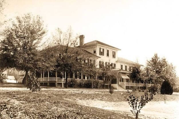 Vintage photo of the Lakeside Inn in Mount Dora
