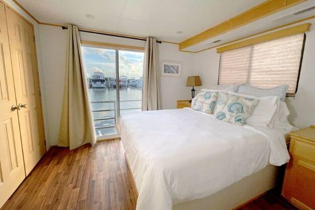 Photo of a room on a houseboat