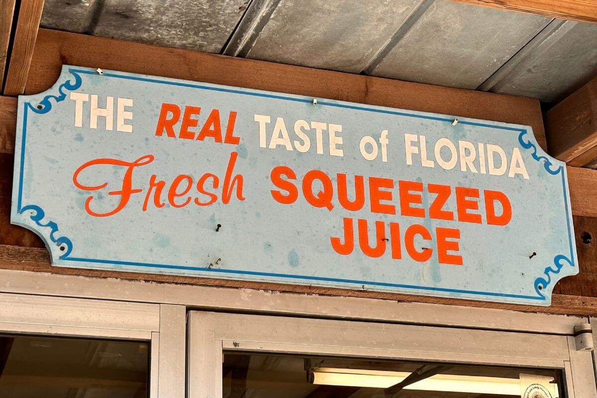 Maxwells Groves Country Store in Avon Park fresh squeezed juice sign