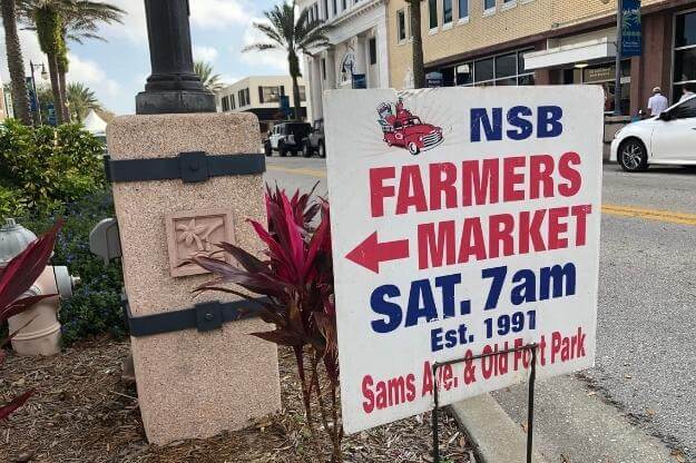 Sign pointing to the New Smyrna Farmers Market