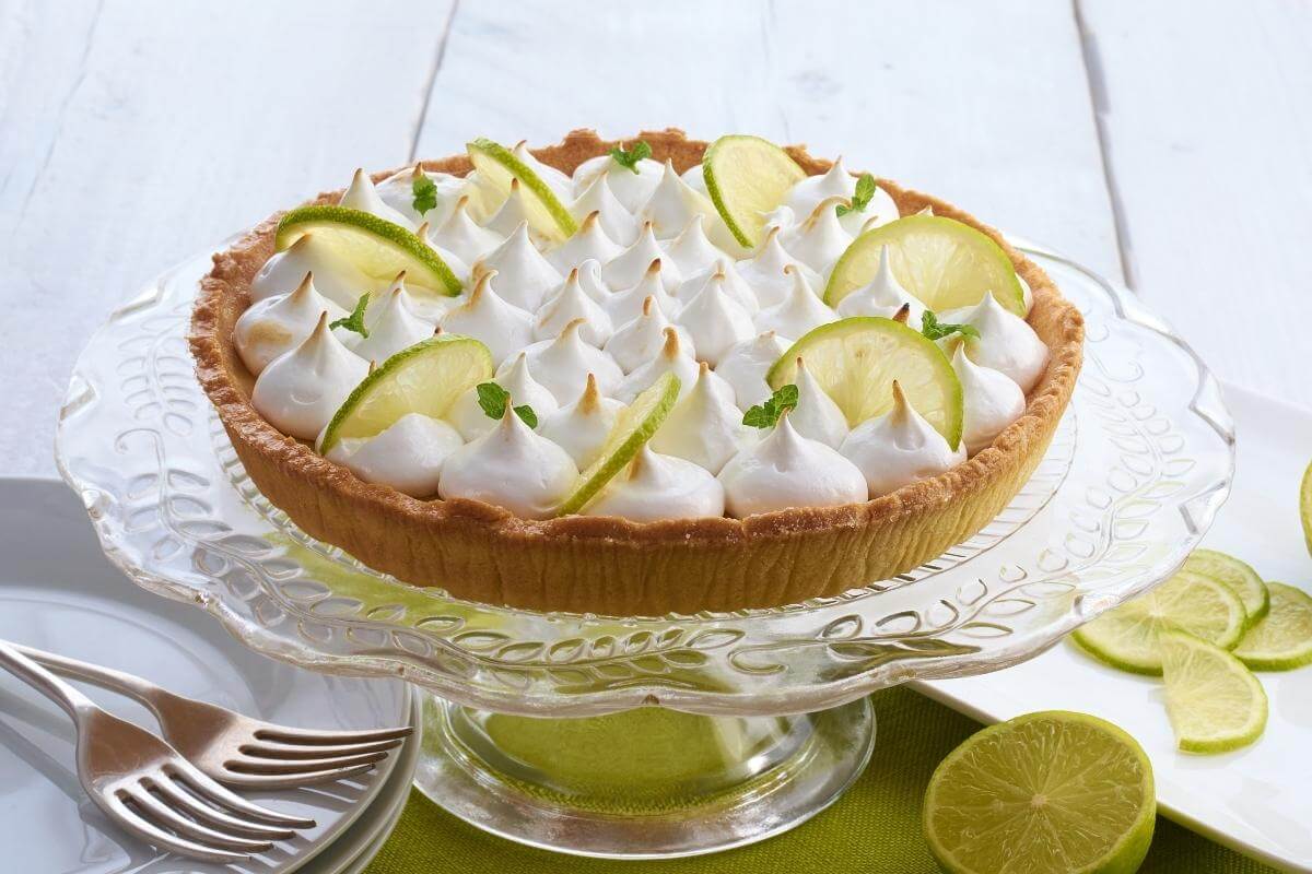Key lime pie on a platter. 