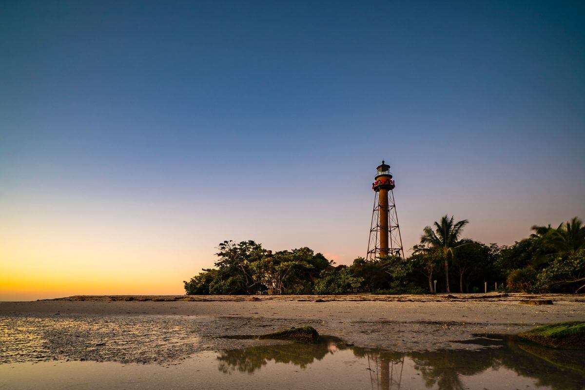 Sanibel lighthouse by beach.