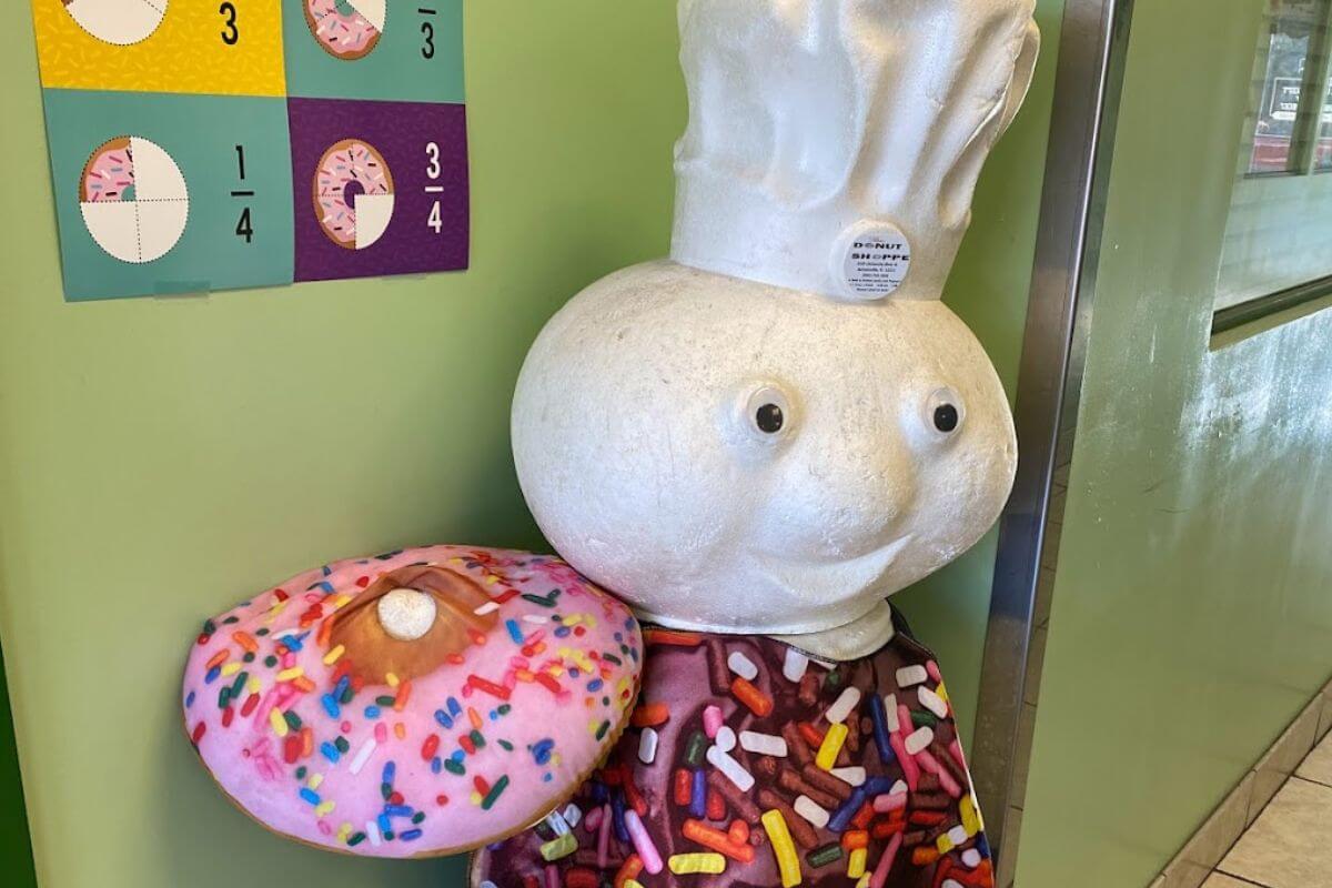 The Donut Shoppe in Jacksonville donut man sculpture