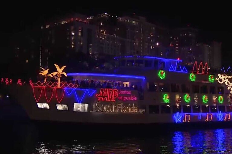 12 Top Florida Holiday Boat Parades of 2024 • Authentic Florida