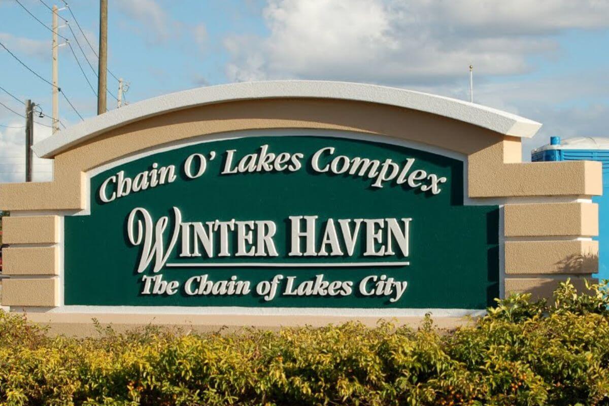 Sign reading Chain O' Lakes Complex Winter Haven The Chain of Lakes City. 