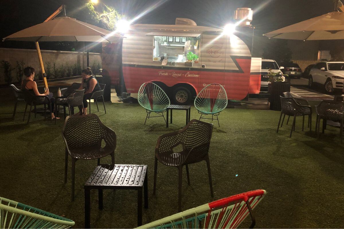 A la Cart in Orlando food truck and outdoor seating.