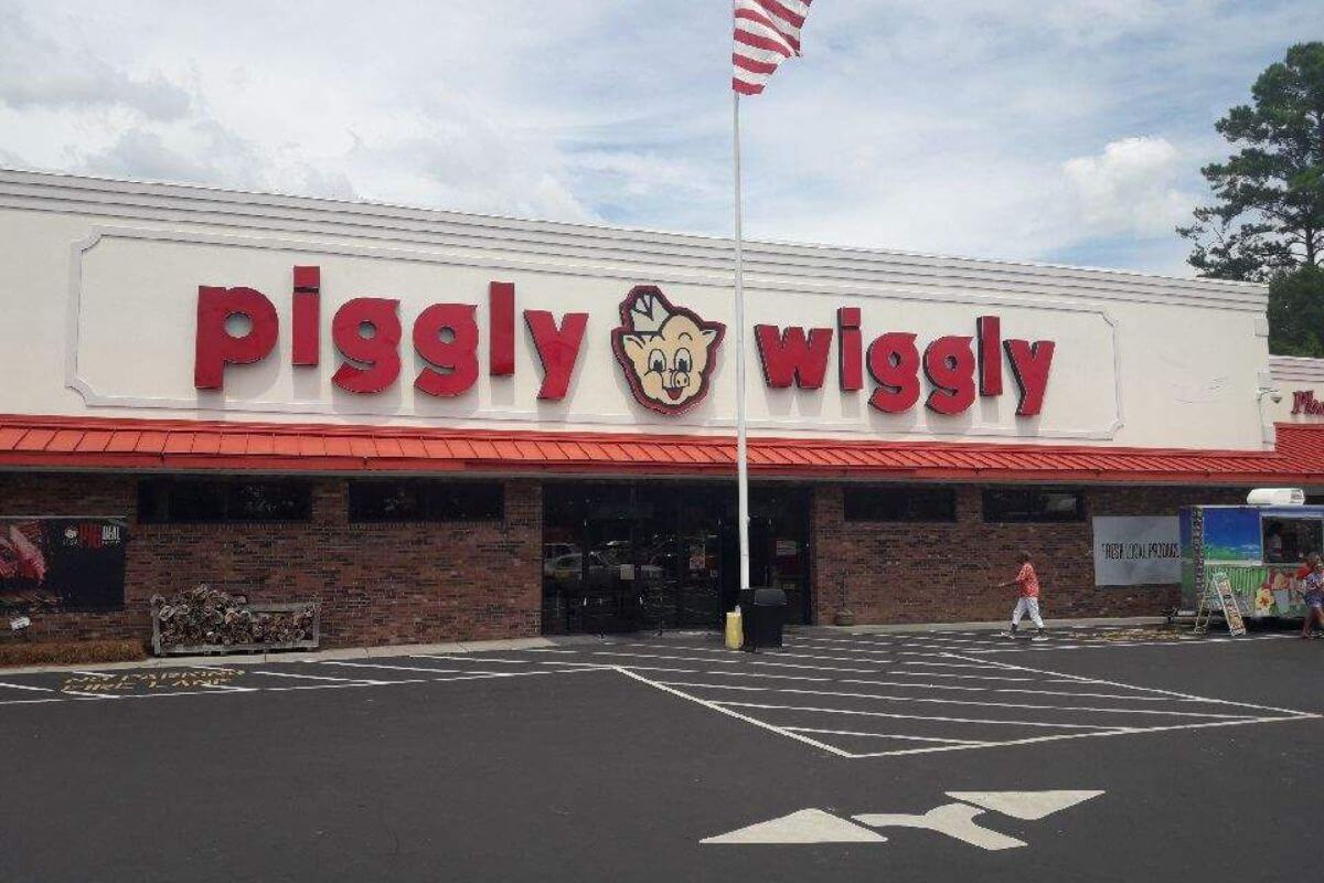 Piggly Wiggly store exterior.