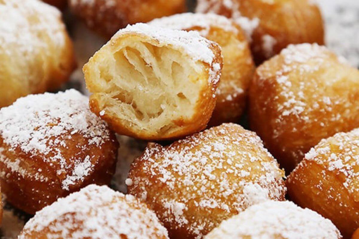 Donuts lightly dusted with powdered sugar. 