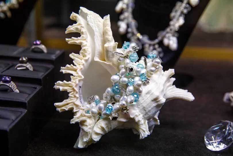 Pearls on a sea shell in a shop. 