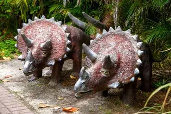 dinosaur statues 
