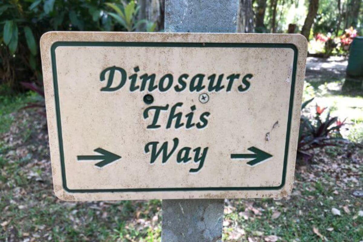 Best Dinosaur Attractions in Florida sign "dinosaurs this way."