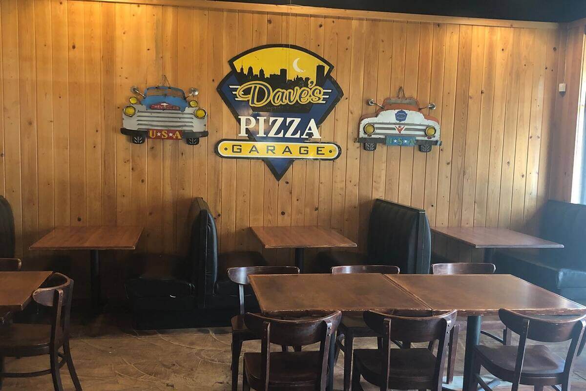 restaurant interior of Dave's Pizza Garage 