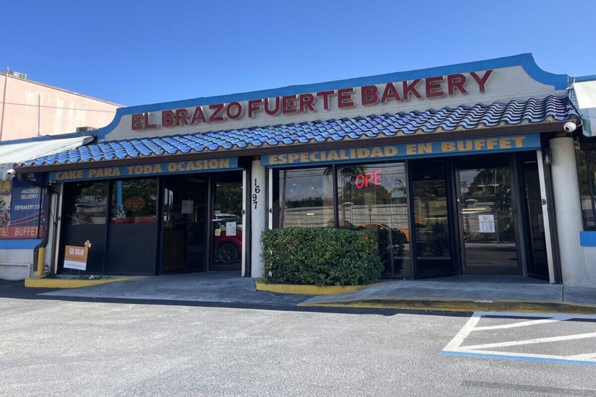 Bakery exterior with words that read El Brazo Fuerte Bakery. 