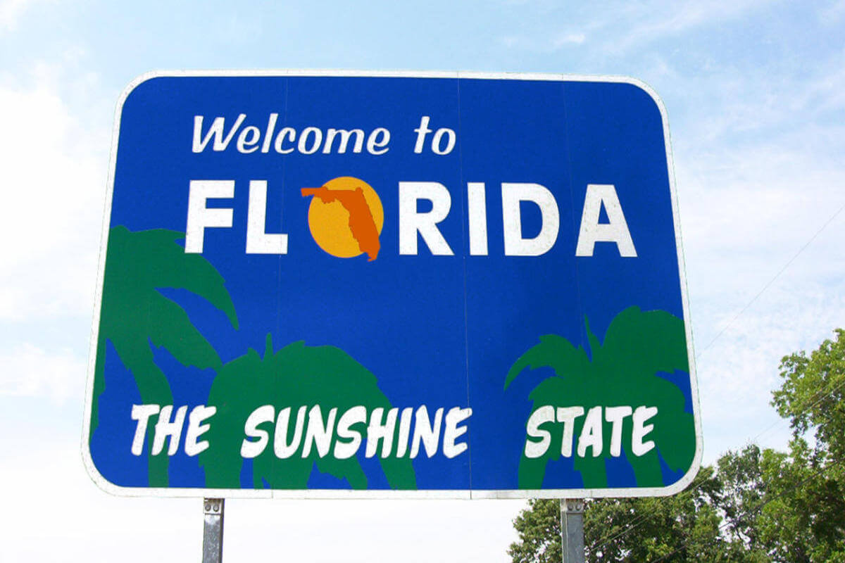 Road sign "Welcome to Florida The Sunshine State."