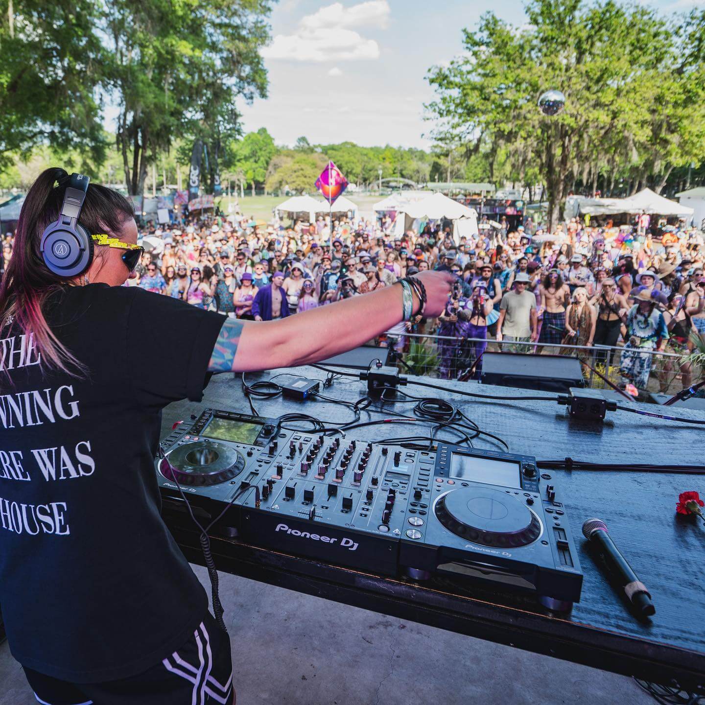 Dj in front of a crowd